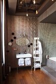 Grossräumiges Bad mit modernem Waschtisch, Vintage Regal neben Badewanne und Bilderrahmen an der Decke
