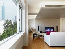 Winkelförmiger Einbau und Designer Sitzmöbel in offenem Wohnraum