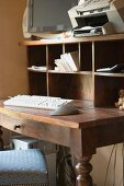 Ein Schreibtisch aus Holz mit Computer