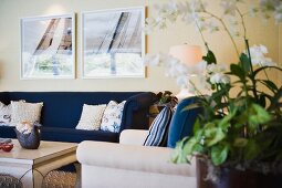 Wohnzimmerecke in Blau und Weiß mit moderner Polstermöbelgruppe und Holztisch