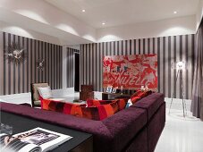 Violette Polstercouch im modernen Wohnzimmer mit gestreifter Tapete an Wand