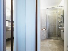 Blick durch Tür auf verglaste Dusche in Ecke eines modernen Bades