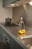 80er Jahre Zitronenpresse von Philippe Starck auf der Arbeitsfläche einer modernen Küchenzeile