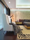 Postmoderne Sessel mit Fell-Tagesdecke in modernem Schlafzimmer