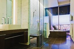 Modernes Badezimmer mit Dusche und Whirlpool