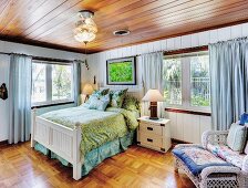 Romantisches Schlafzimmer mit Holzdecke