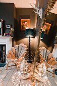 Extravagante Zimmerecke mit schwarzen Wänden, auffallendem Stuhl in Blütenform mit goldenen Akzenten und einer leuchtenden, arabischen Lampe