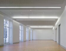 Leerer Galerieraum mit verschiedenen Lichtsystemen in abgehängter Decke (Goethe Institut, London)