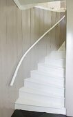 Weisser Treppenaufgang eines Holzhauses