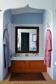 Großer, gerahmter Spiegel über Badewanne in kleinem, orientalisch anmutenden Alkoven