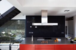 Roter Küchenblock vor schwarzer Schiefertafel