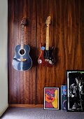 Holzverkleidete Wand mit daran hängenden Vintage-Gitarren