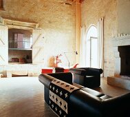 Wohnraum mit Couchgarnitur & offenem Kamin im Château Maignaut (Pyrenäen, Frankreich)