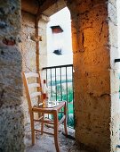 Stuhl mit Tablett im offenen Turmbereich des Château Maignaut (Pyrenäen, Frankreich)