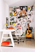 Pinnwand mit vielen Fotos in kleinem Arbeitszimmer