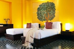 Devi Ratn Hotel - yellow room with twin beds