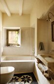 Vintage Badezimmer mit gemustertem Fliesenboden vor Badewanne am Fenster