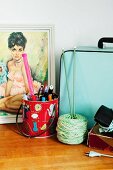 Bild mit Frauenmotiv, Tasche, Metalldose mit Stiften & Strickgarn auf Kommode