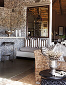 Lounge und Hausbar mit Natursteinwänden