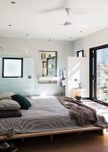 Schlafzimmer mit schlichtem Doppelbett und Bad Ensuite