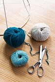 Coloured woollen yarns and scissors