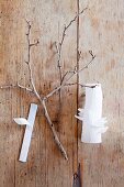 Zweig und weiße Vase auf Holzuntergrund