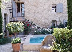 Französisches Landhaus mit Pool im mediterran bepflanzten Innenhof