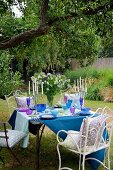 In Blautönen gedeckter Gartentisch
