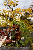 Farbige Glasflaschen mit herbstlichen Weinlaubranken