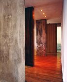 Wandscheiben aus Naturholz und Beton in puristischem Wohnhaus