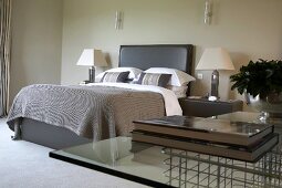 Bedroom with elegant, classic furnishings