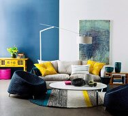 Blue & white interior with yellow accents as colour scheme for comfortable seating area