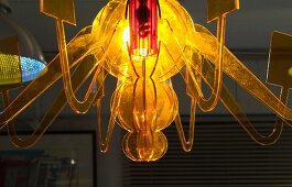 Beleuchteter Designer-Kronleuchter aus gelbem Glas (Nahaufnahme)