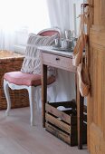 Blick durch offene Tür mit aufgehängten Ballettschuhen an Türgriff, auf schlichten Wandtisch neben geschwungenem Stuhl im Rokoko Stil