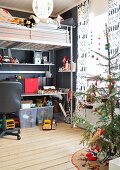 Jugend-Hochbett aus Metall mit integriertem Schreibtisch; Weihnachts-Vorhang mit Typo-Druck und Tannenbaum im Vordergrund