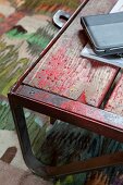Vintage Sitzbank mit Metallgestell und verwitterten Holzbrettern