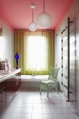 Modernes farbenfrohes Badezimmer mit pinker Decke, gelbem gelochtem Vorhang, mintgrünem Stuhl und blauer Glasvase
