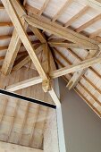 Dachkonstruktion aus Holz in hohem Raum