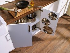 Extra storage space for pan lids in kitchen cabinet