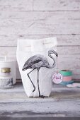 Stoffbeutel verziert mit einen gedruckten Flamingo