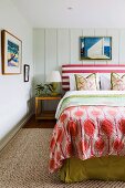 Schlafzimmer mit Bett im Mustermix und pflegeleichtem Sisalteppich