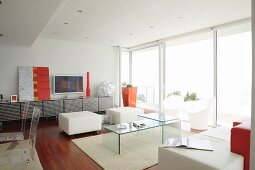 Designer-Wohnraum mit Möbeln aus Acrylglas und Farbakzenten in Orange