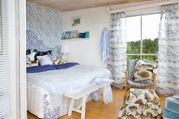 Maritime bedroom with bed and curtains in shades of blue