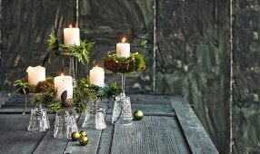 Umgedrehte Stielgläser als weihnachtliche Kerzenständer