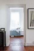 Blick durch geöffnete Tür in Schlafzimmer mit Dielenboden