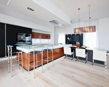 Moderner, offener Koch- und Essbereich mit Küchentheke und Esstisch