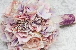 Brautstrauss aus Seidenblumen in Pastellfarben mit Kunstperlen