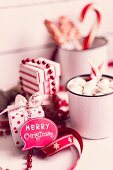 'Merry Christmas' Sprechblase, Candies und rot-weiße Geschenkschachtel