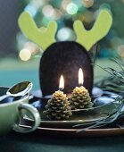 Tischgedeck weihnachtlich dekoriert mit Kerzen in Zapfenform
