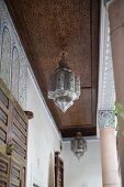 Säulengang mit Hängelampen im arabischen Stil